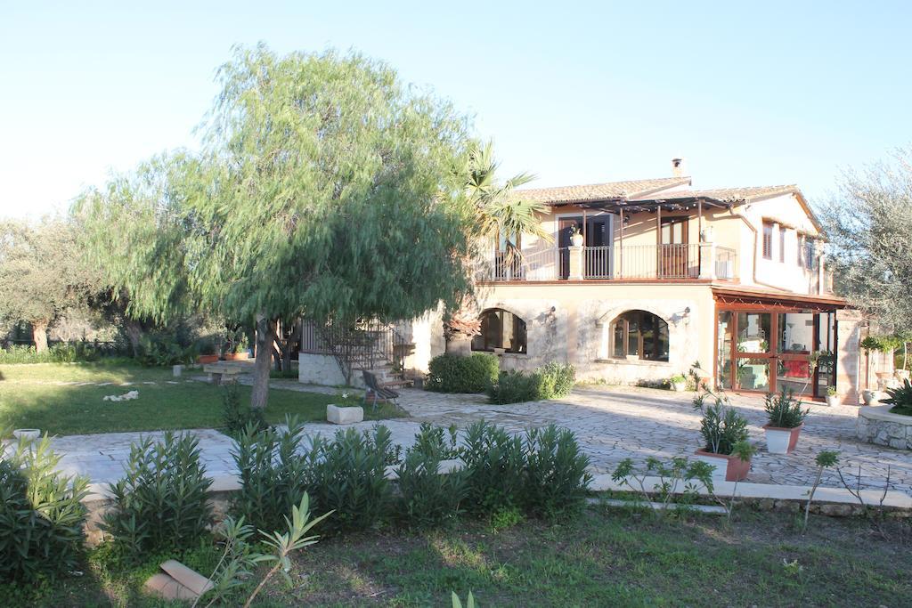 B&B Casale Siciliano Di Miryam Tiralongo 阿沃拉 外观 照片