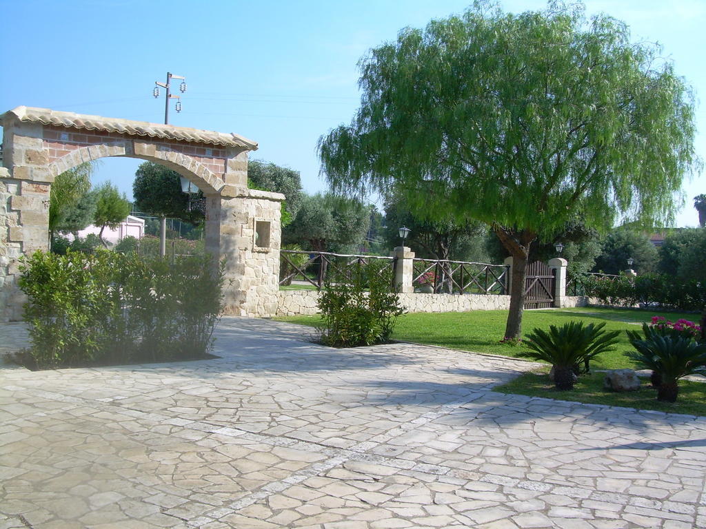 B&B Casale Siciliano Di Miryam Tiralongo 阿沃拉 外观 照片