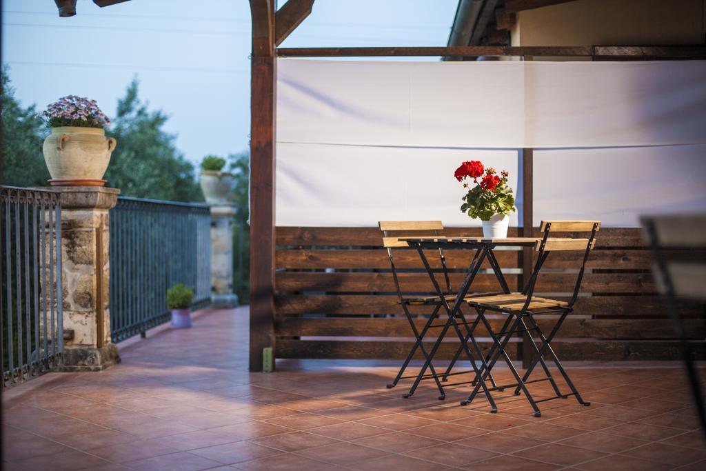 B&B Casale Siciliano Di Miryam Tiralongo 阿沃拉 外观 照片