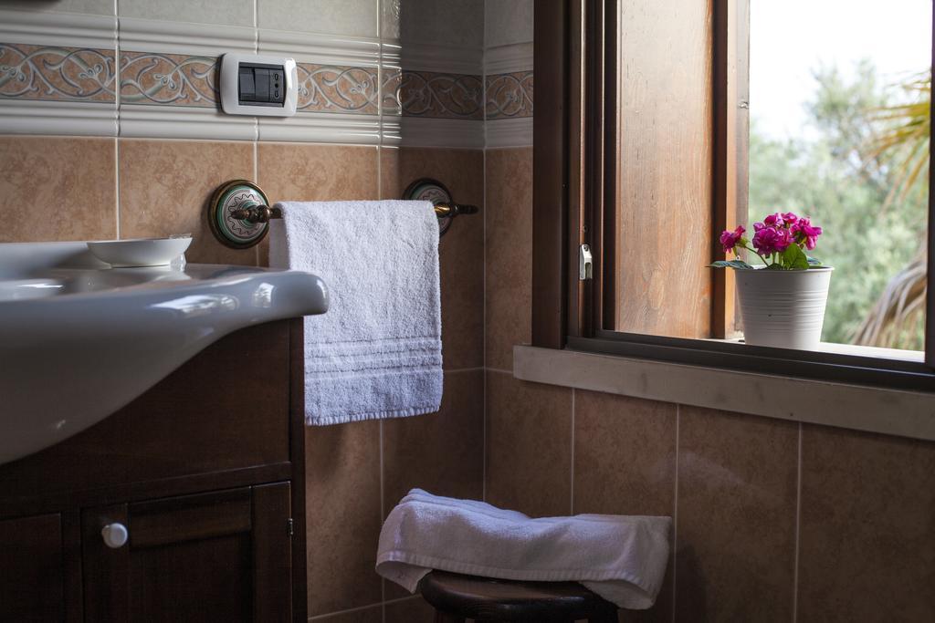 B&B Casale Siciliano Di Miryam Tiralongo 阿沃拉 外观 照片
