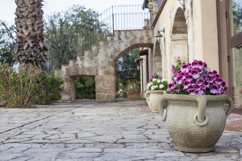 B&B Casale Siciliano Di Miryam Tiralongo 阿沃拉 外观 照片