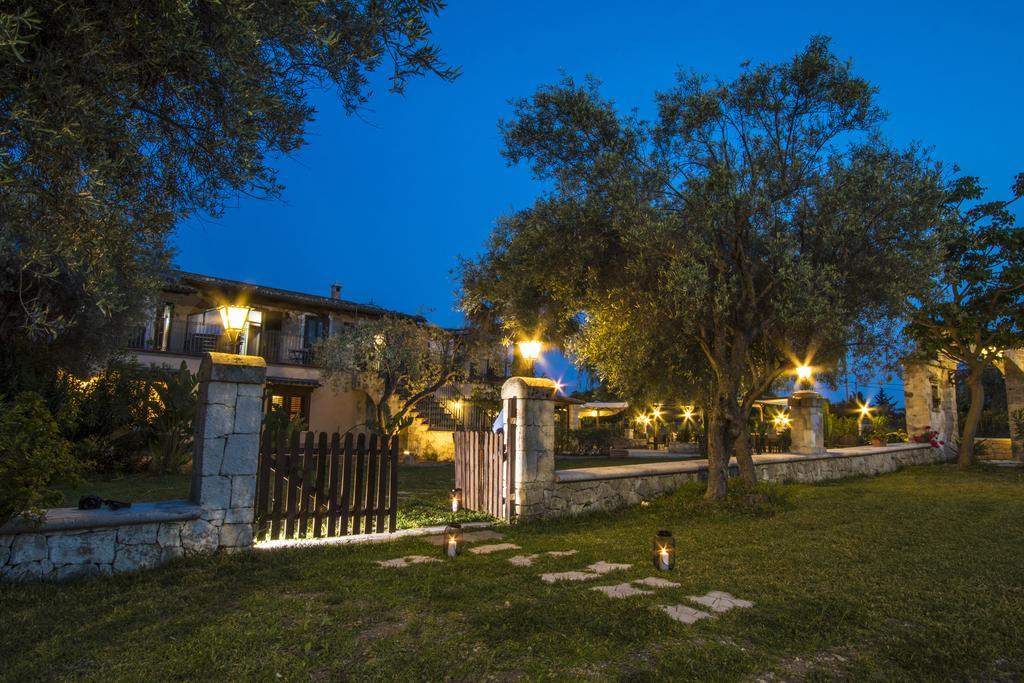 B&B Casale Siciliano Di Miryam Tiralongo 阿沃拉 外观 照片